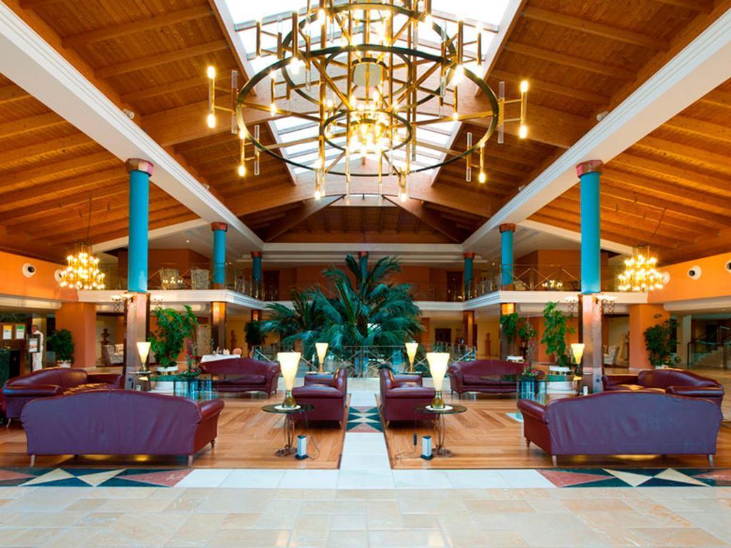 Hipotels Barrosa Palace & Spa Чиклана де ла Фронтера Екстериор снимка Lobby of the hotel